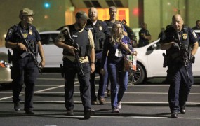 Morilec policistov v Dallasu je želel ubijati bele policiste