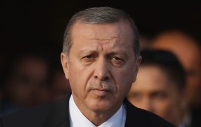 Za Erdogana je državni udar "božje darilo"; množica naj bi linčala in mučila pučiste