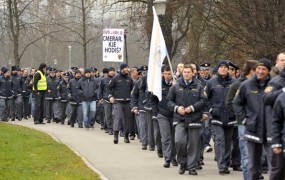 Policisti v času stavke "pridelali" za 10,3 milijona evrov manj glob