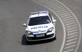 Podivjani Sevničan je policista z vozilom vlekel več deset metrov