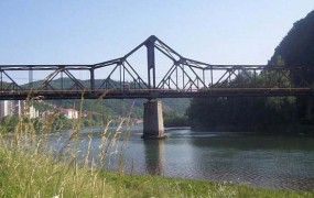 Slovenec v Zvorniku z mostu skočil v Drino in izginil