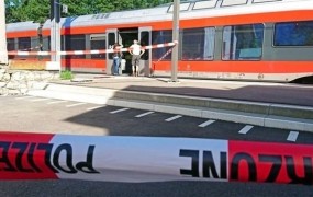 Moški na švicarskem vlaku zanetil požar in z nožem oklal šest ljudi