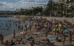 Sodišče potrdilo prepoved burkink na plažah v Cannesu