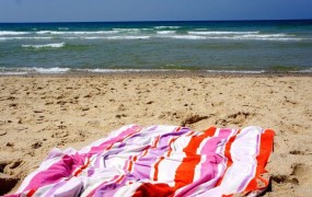 Španci preganjajo brezobzirneže, ki si z brisačami "rezervirajo" prostor na plaži