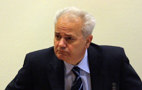 Nekateri člani srbske vlade menijo, da je haaško sodišče Miloševića opralo krivde 