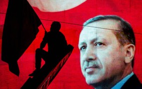 Turčija dela prostor v zaporih, čistka se nadaljuje z množičnimi odpuščanji