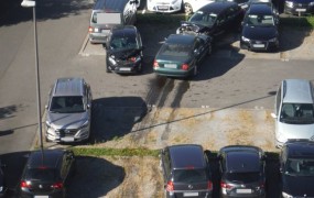 Upokojenki (75) je »uspelo« poškodovati kar 14 avtomobilov