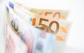 Državni proračun konec poletja za 0,53 milijarde evrov v rdečih številkah