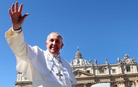 Papež Frančišek bi se proti terorizmu boril z dodatnim odpiranjem vrat migrantom