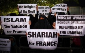 Slabše, kot so mislili: tretjina muslimanov v Franciji zavrača sekularno družbo