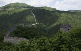 Kitajci so zgroženi: Slavni kitajski zid prenavljajo z betonom