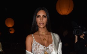 Oborožena moška v Parizu oropala Kim Kardashian