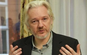 Assange napadel Clintonovo in napovedal, da bo popestril ameriške predsedniške volitve