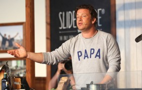 "Terorist" Jamie Oliver je Špance razjezil s klobaso v paelli