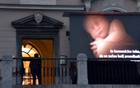 Varuh: Video na frančiškanski cerkvi poziva k spoštovanju življenja (VIDEO)