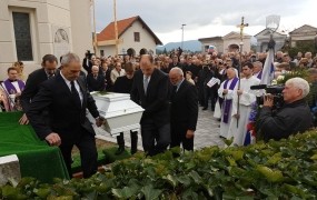 V Begunjah pri Cerknici pokopali 27 žrtev iz Krimske jame, med njimi dve trupli otrok