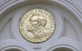 Nobelova nagrada za ekonomijo Britancu in Fincu za razvoj teorije pogodb