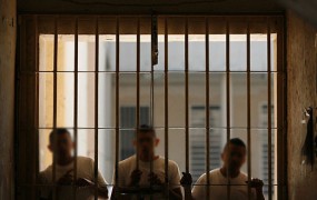 Evropski zapori kot kalilnica džihadistov: IS novači člane kriminalnih tolp