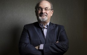 Salmana Rushdieja odklopili z ventilatorja, po napadu z nožem naj bi ostal slep na eno oko