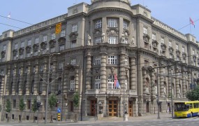 Pred srbsko vlado moški grozil z bombama