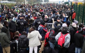 V Calaisu začeli prazniti zloglasno "Džunglo"