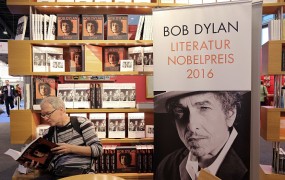 Dylan le sporočil, da sprejema Nobelovo nagrado