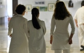 Vlada: Zdravniki ostajajo v enotnem plačnem sistemu