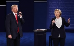 Mini serija o bizarni predvolilni tekmi med Clintonovo in Trumpom