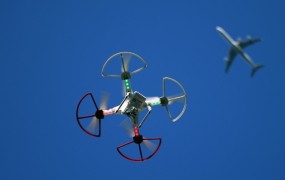 Droni ogrožajo letalski promet nad Splitom, policija jih bo streljala s posebno puško