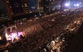 Korumpirana prijateljica spodnaša južnokorejsko predsednico