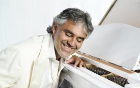 Andrea Bocelli požel stoječ poklon napolnjenih Stožic