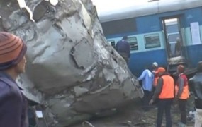 Indija: Več kot 100 mrtvih v hudi železniški nesreči