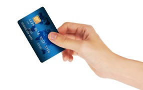 Plačilne kartice še naprej nadomeščajo gotovino