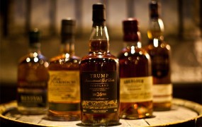Trumpov viski na dražbi prodan za 6000 funtov