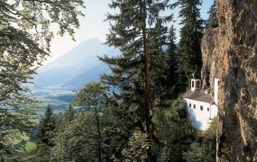 Župnija pri Salzburgu išče puščavnika, ki bi živel v luknji v skali
