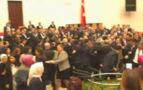 V turškem parlamentu so se spet stepli, dve poslanki poškodovani