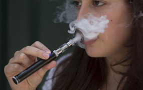 Nizozemska bo prepovedala elektronske cigarete z okusom jagode in manga