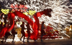 Kitajci vstopili v novo leto, a zaradi koronavirusa brez običajnega veseljačenja
