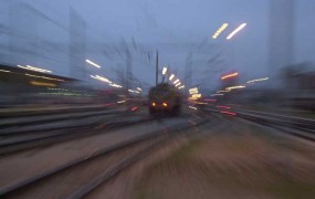 Groza na tirih: v Ljubljani vlak treščil v avto
