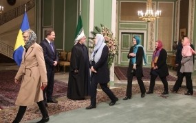 Švedske feministke se norčujejo iz Trumpa, v Iranu pa nosijo hidžab