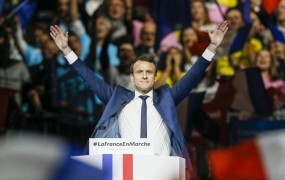 Macron obtožuje Rusijo, da skuša vplivati na volitve v Franciji