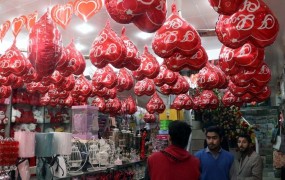 Sodišče v muslimanskem Pakistanu prepovedalo "vulgarno" valentinovo