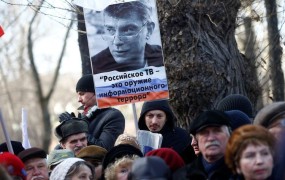 V Moskvi so se tisoči spomnili umorjenega Putinovega kritika Nemcova