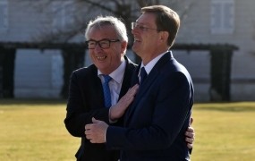 "Šaljivec" Juncker Cerarju: Ali seksaš ali igraš golf? Cerar: Seksam!