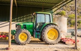 V Lokovici je prevrnjeni traktor zmečkal 20-letnika