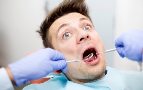 Študent se je izdajal za zobozdravnika in pacientki hudo poškodoval dlesni