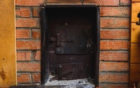 Srhljivi zločin pri Štanjelu: glavi babice in brata je zažgal v peči