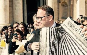 Papežu sem zaigral priredbo Pastirčka, pesmi, ki jo je za klarinet napisal Vilko Avsenik