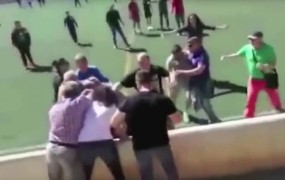 VIDEO: Poblazneli starši se pretepajo na otroški nogometni tekmi