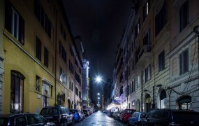 "Brezdušna" ulična razsvetljava je Rim menda spremenila v mrtvašnico
